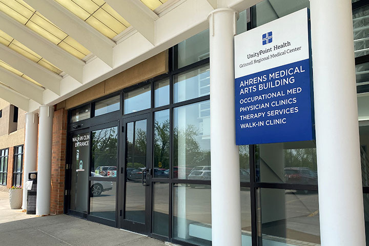 Grinnell Medical Arts Entrance_Clinics Exterior.png