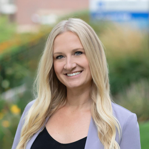 Lindsey Giese Headshot.jpg